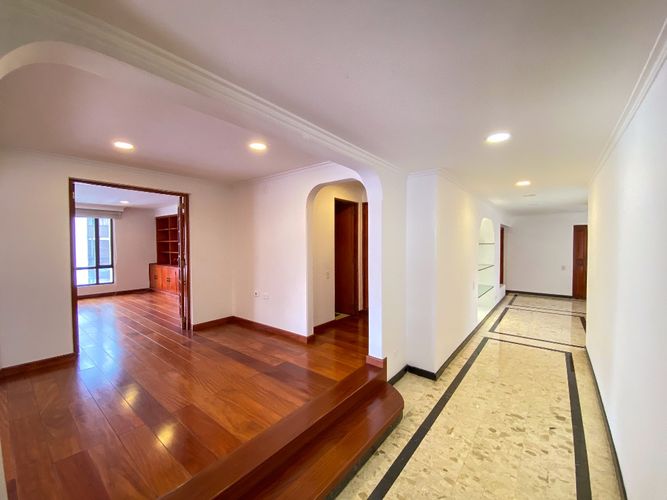 Apartamento de 4 alcobas en venta en Santa Barbara, Bogotá, 300 m² · foto 4 de 24
