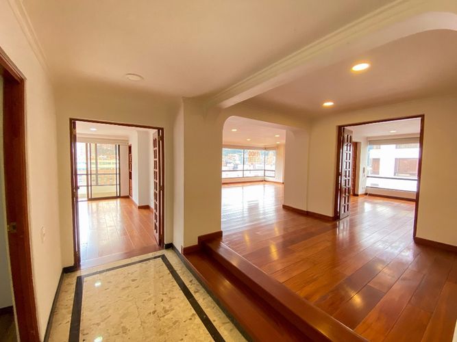 Apartamento de 4 alcobas en venta en Santa Barbara, Bogotá, 300 m² · foto 9 de 24
