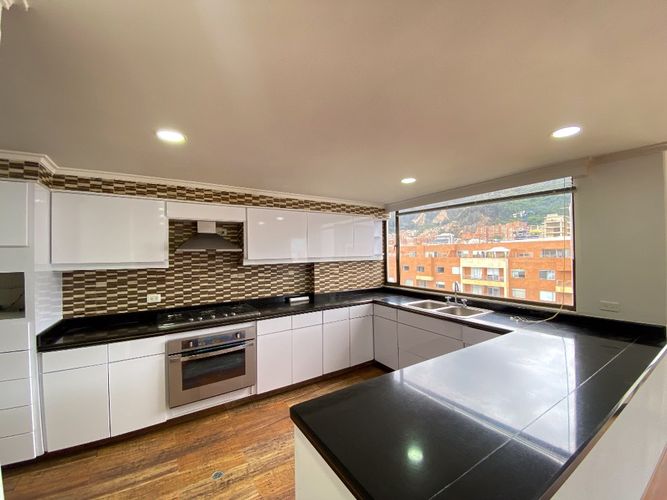 Apartamento de 4 alcobas en venta en Santa Barbara, Bogotá, 300 m² · foto 12 de 24