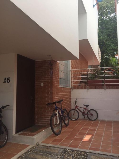 Casa de 5 alcobas en venta en Picaleña Y Mirolindo, Ibagué, 350 m² · foto 2 de 14