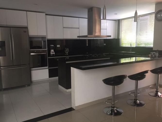 Casa de 5 alcobas en venta en Picaleña Y Mirolindo, Ibagué, 350 m² · foto 4 de 14