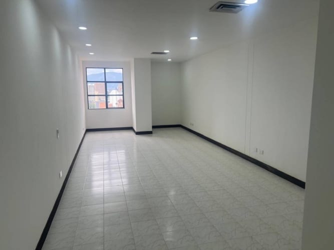 Oficina en arriendo en Milla De Oro, Medellín, 40 m² · foto 2 de 10