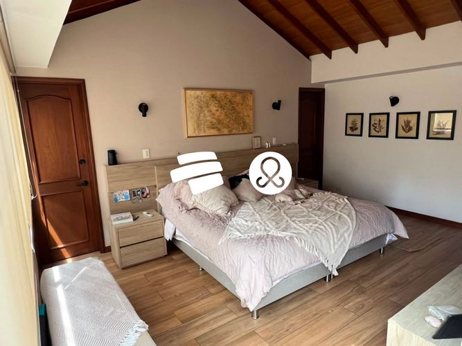 Casa de 5 alcobas en venta en El Tesoro, Medellín, 217 m² · foto 5 de 9