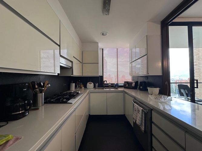 Apartamento de 3 alcobas en arriendo en El Poblado, Medellín, 192 m² · foto 7 de 19