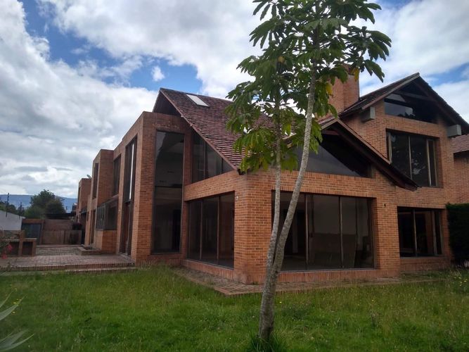 Casa de 4 alcobas en venta en San Jose De Bavaria, Bogotá, 250 m² · foto 1 de 19