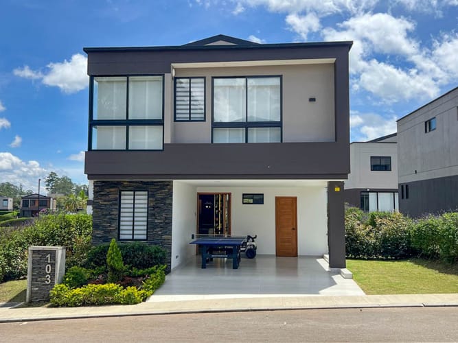 Casa de 4 alcobas en venta en Rionegro, 200 m² · foto 2 de 21