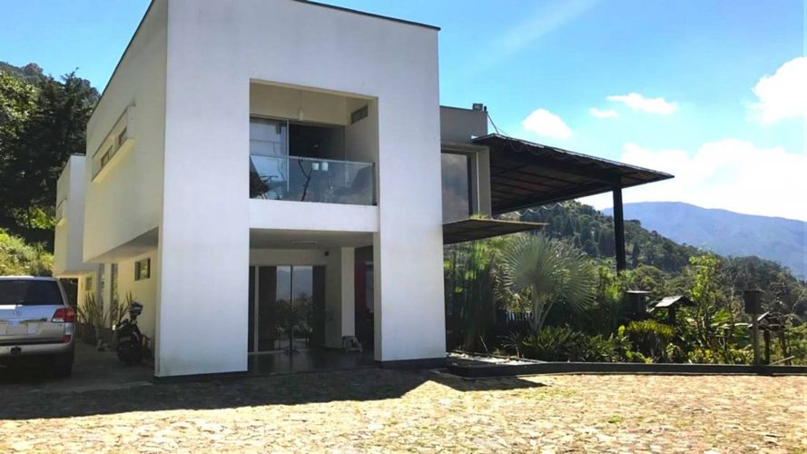 Casa de 8 alcobas en venta en Loma Del Chocho, Envigado, 760 m² · foto 1 de 24