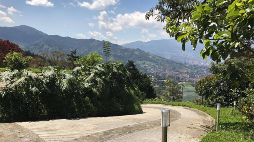 Casa de 8 alcobas en venta en Loma Del Chocho, Envigado, 760 m² · foto 4 de 24