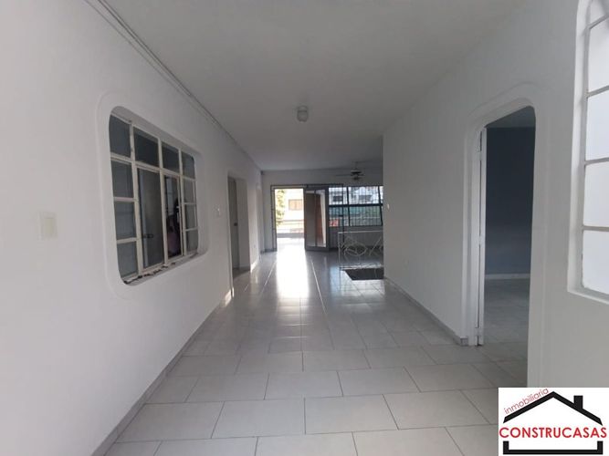 Casa de 5 alcobas en arriendo en Miraflores, Medellín, 210 m² · foto 2 de 18