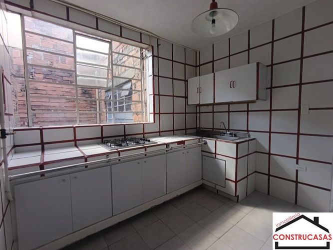 Casa de 5 alcobas en arriendo en Miraflores, Medellín, 210 m² · foto 5 de 18