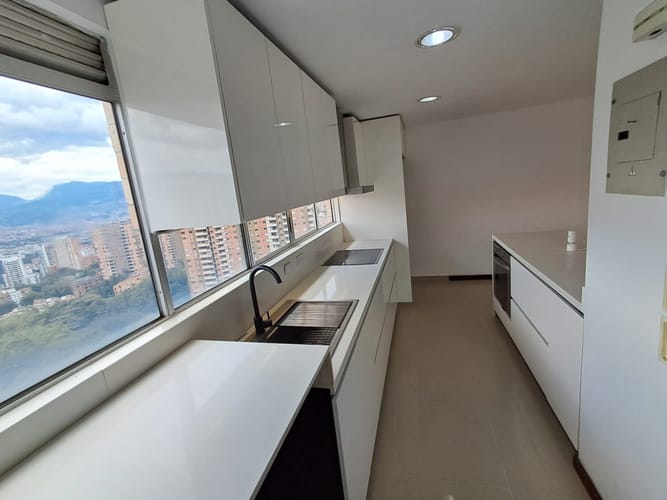 Apartamento de 3 alcobas en arriendo en Los Balsos, Medellín, 116 m² · foto 5 de 21
