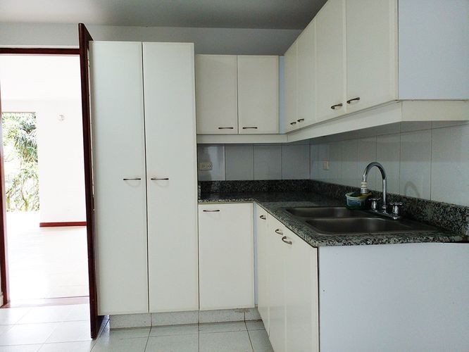 Casa de 3 alcobas en arriendo en Los Naranjos, Envigado, 460 m² · foto 9 de 20