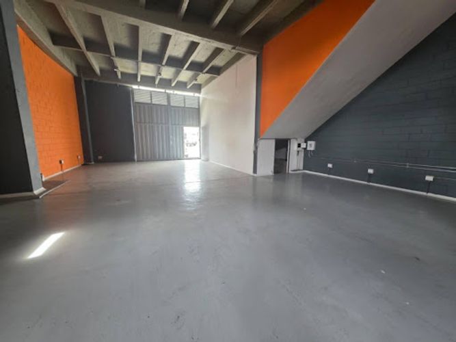 Bodega en arriendo en Boston, Medellín, 200 m² · foto 3 de 5