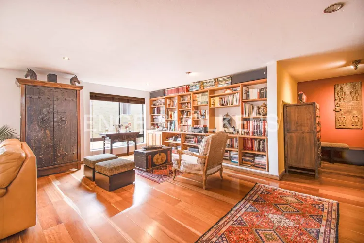 Apartamento de 3 alcobas en venta en Los Rosales, Bogotá, 250 m² · foto 2 de 18