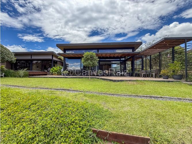 Casa de 4 alcobas en venta en Guamito, La Ceja, 372 m² · foto 2 de 24