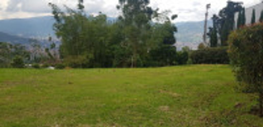 Lote en venta en El Chocho, Envigado, 2472 m² · foto 2 de 3