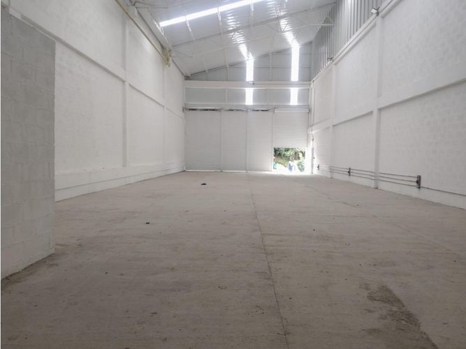 Bodega en arriendo en Los Espejos, Medellín, 300 m² · foto 2 de 7