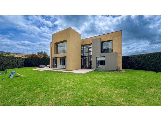 Casa de 4 alcobas en arriendo en Montana, Cota, 224 m² · foto 9 de 24