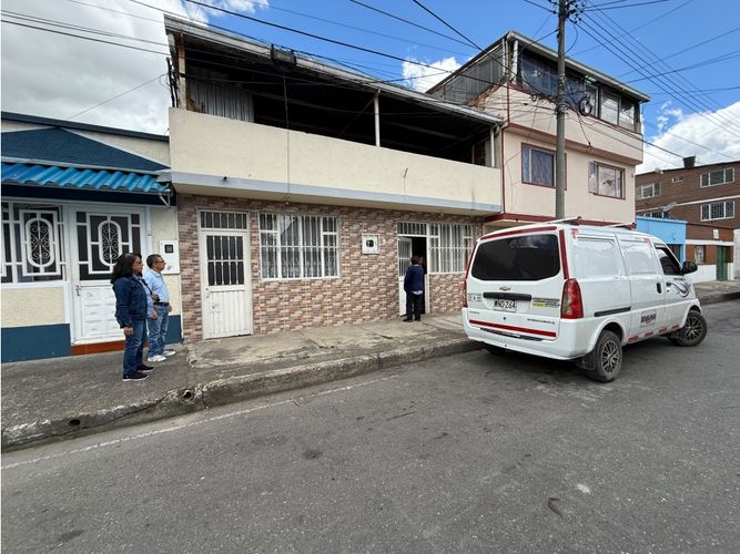 Casa de 5 alcobas en venta en La Cabana Fontibon, Bogotá, 240 m² · foto 2 de 16
