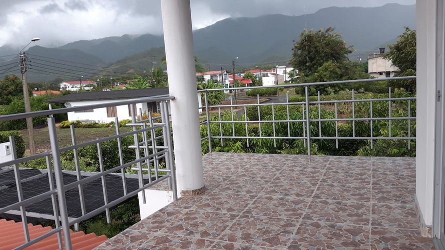 Casa de 5 alcobas en venta en Oriente, Girardot, 323 m² · foto 2 de 19