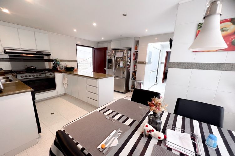 Apartamento de 3 alcobas en venta en Santa Barbara, Bogotá, 245 m² · foto 7 de 18