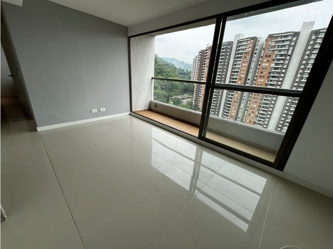 Apartamento de 2 alcobas en arriendo en Loma De Los Bernal, Medellín, 55 m² · foto 3 de 11