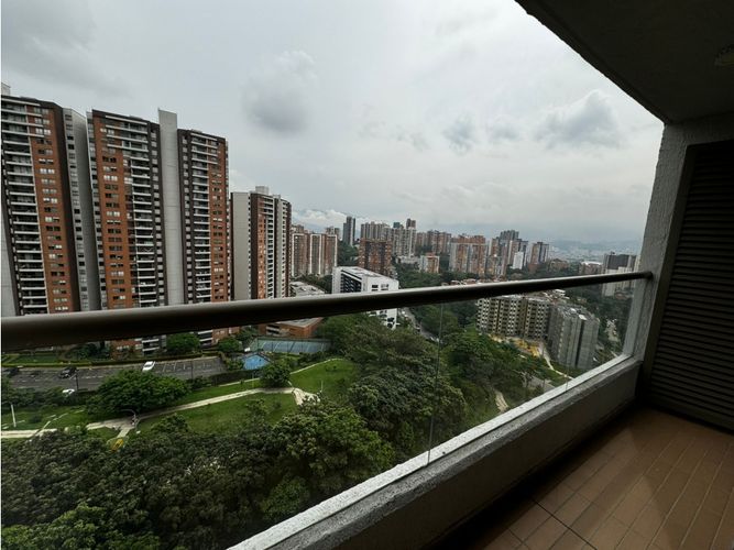 Apartamento de 2 alcobas en arriendo en Loma De Los Bernal, Medellín, 55 m² · foto 4 de 11