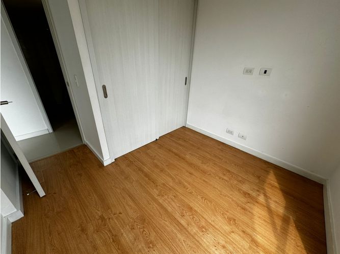 Apartamento de 2 alcobas en arriendo en Loma De Los Bernal, Medellín, 55 m² · foto 6 de 11
