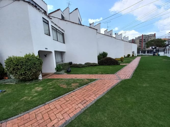 Casa de 5 alcobas en venta en Ilarco, Bogotá, 310 m² · foto 2 de 23