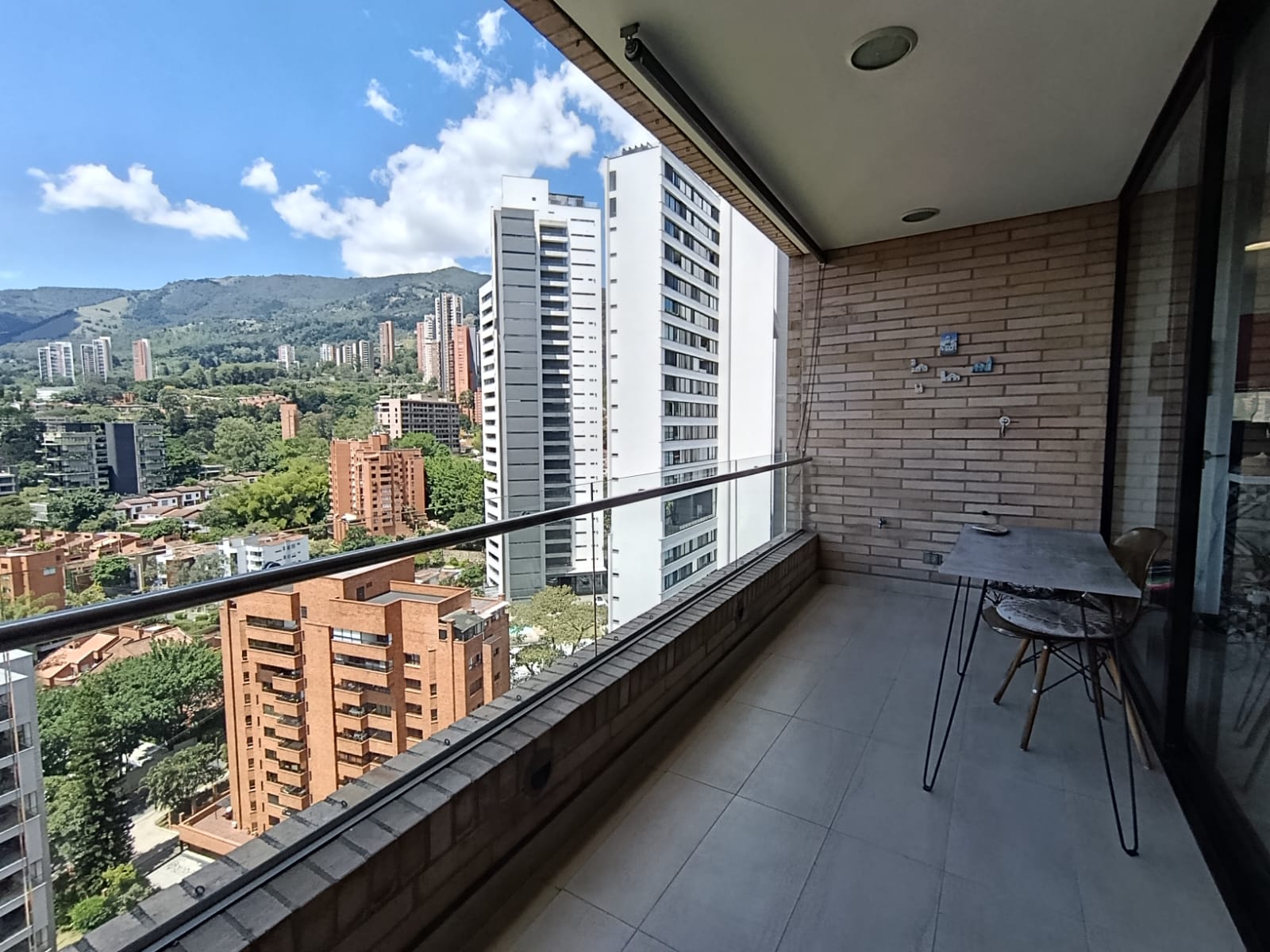 Apartamento en arriendo en Urbanización Las Cumbres, Medellín · foto 2 de 24