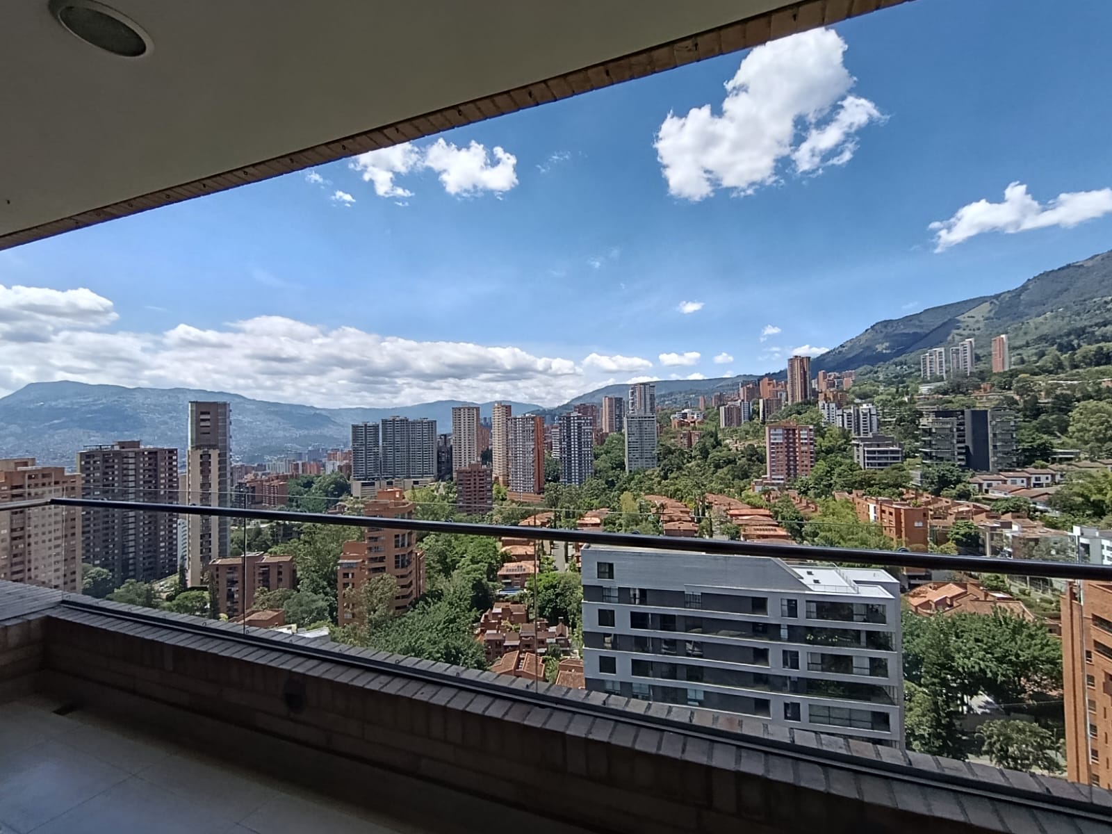 Apartamento en arriendo en Urbanización Las Cumbres, Medellín · foto 3 de 24