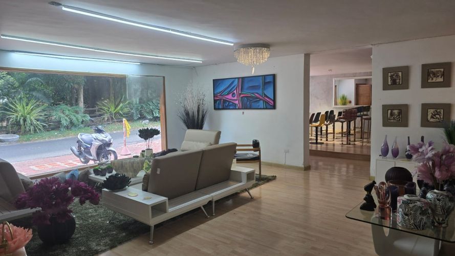 Casa de 6 alcobas en arriendo en Patio Bonito, Medellín, 420 m² · foto 2 de 15