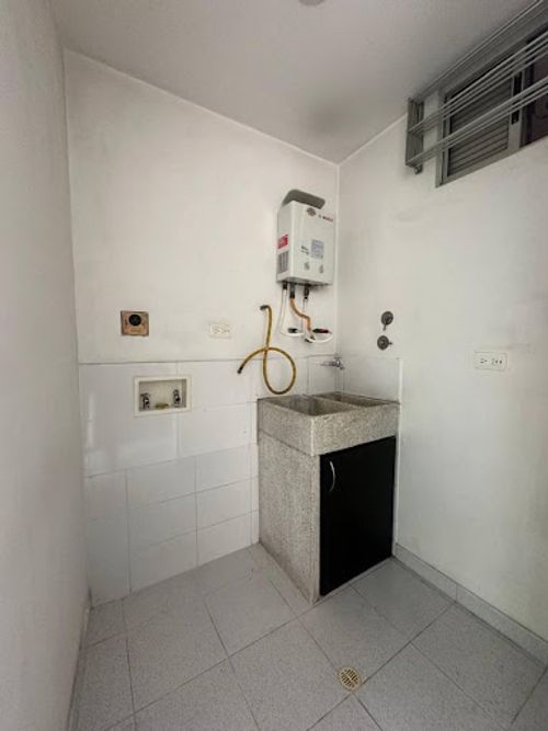 Apartamento de 3 alcobas en arriendo en Castropol, Medellín, 75 m² · foto 5 de 22