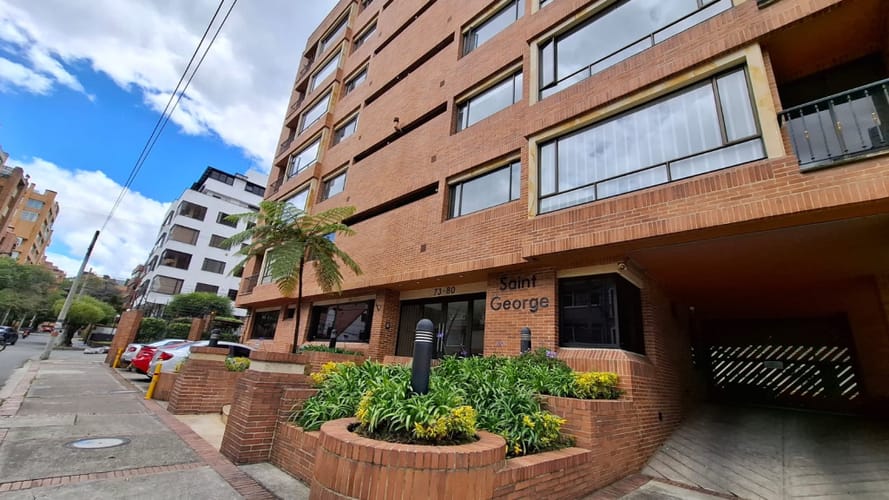 Apartamento de 3 alcobas en venta en Los Rosales, Bogotá, 195 m² · foto 2 de 18