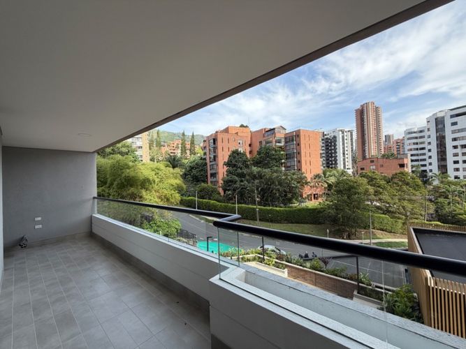 Apartamento de 2 alcobas en arriendo en El Poblado, Medellín, 87 m² · foto 4 de 13