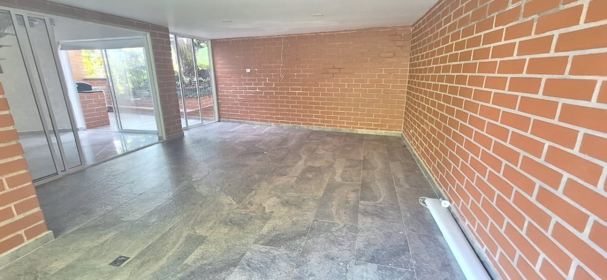 Casa en arriendo en San Lucas, Medellín · foto 3 de 18