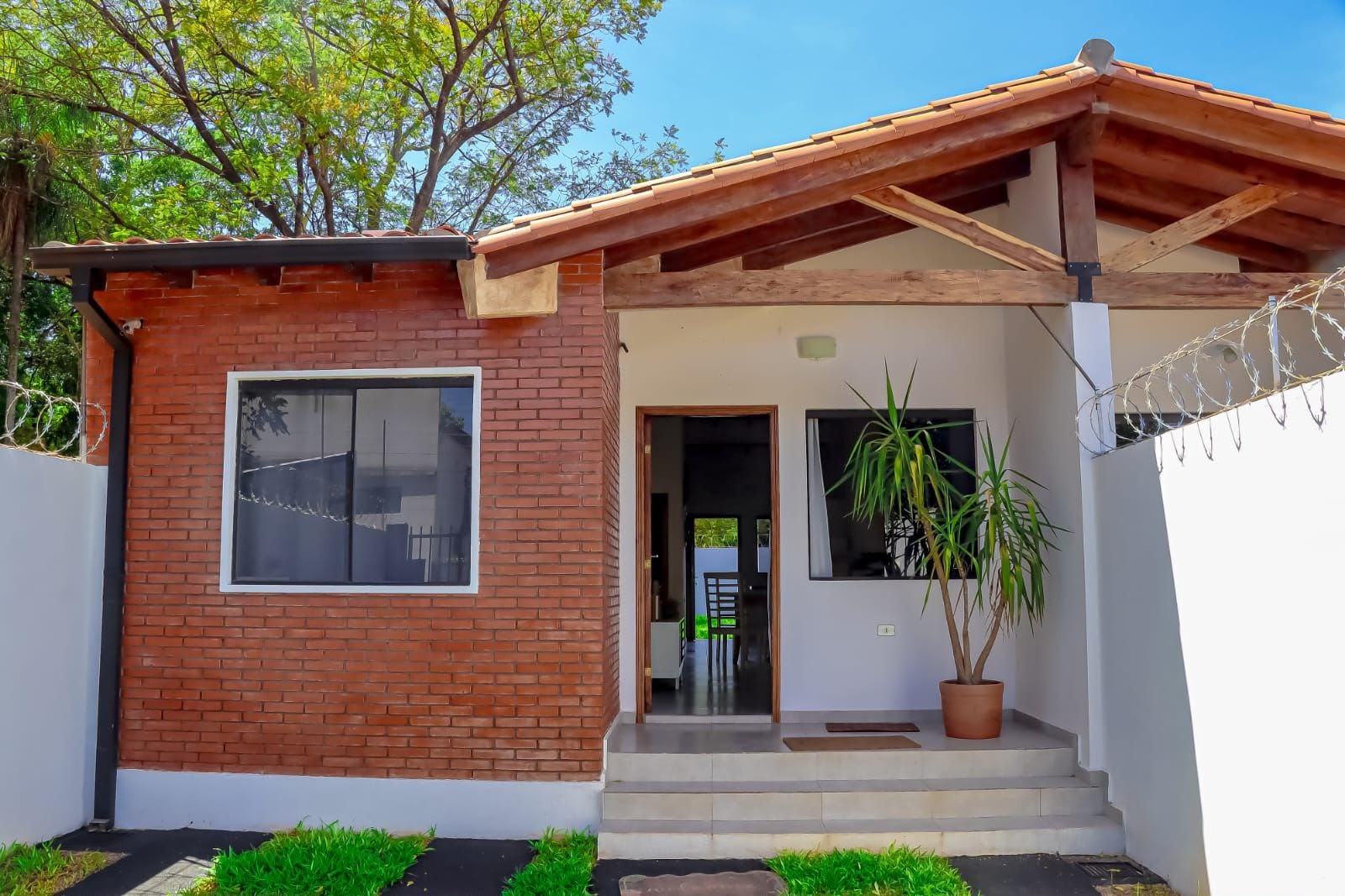 Exclusiva Residencia a Estrenar en el Prestigioso Barrio Sol de América, Villa Elisa: Su Nuevo Hogar de Ensueño. - foto 2