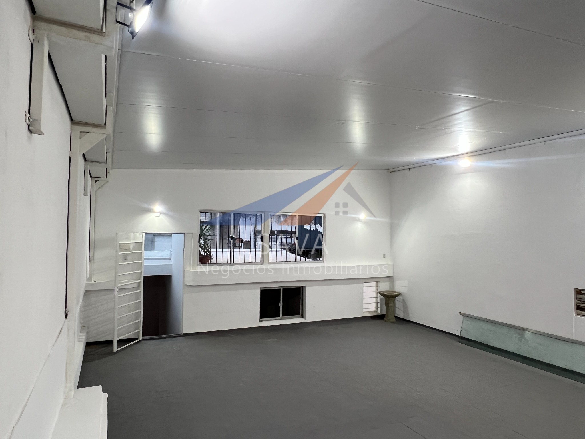 Alquiler Local Comercial en Villa Biarritz! En Primer Piso - 140 m2! Excelente Ubicación.