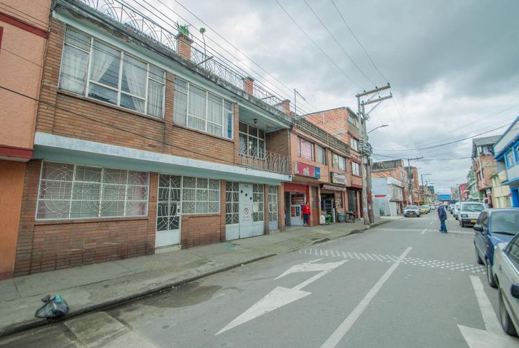 Casa de 6 alcobas en venta en Salazar Gomez, Bogotá, 410 m² · foto 2 de 24