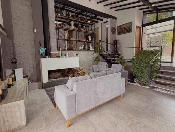 Casa de 3 alcobas en venta en Escobero, Envigado, 310 m² · foto 2 de 19