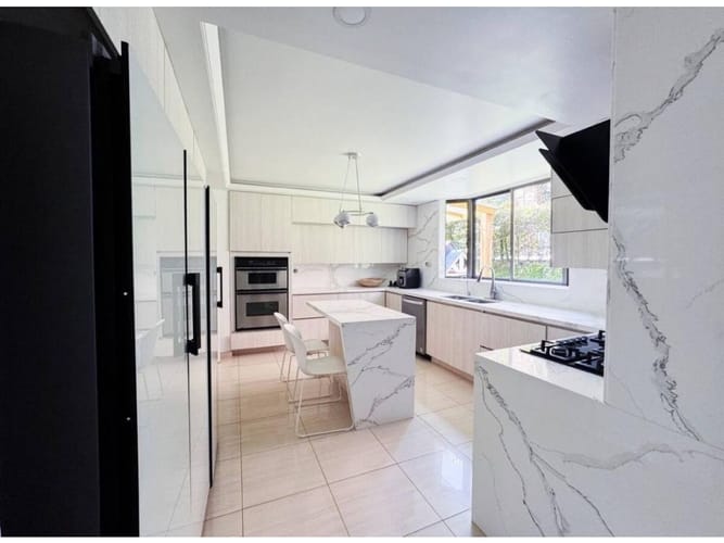 Casa de 6 alcobas en venta en Altos Del Poblado, Medellín, 400 m² · foto 9 de 24