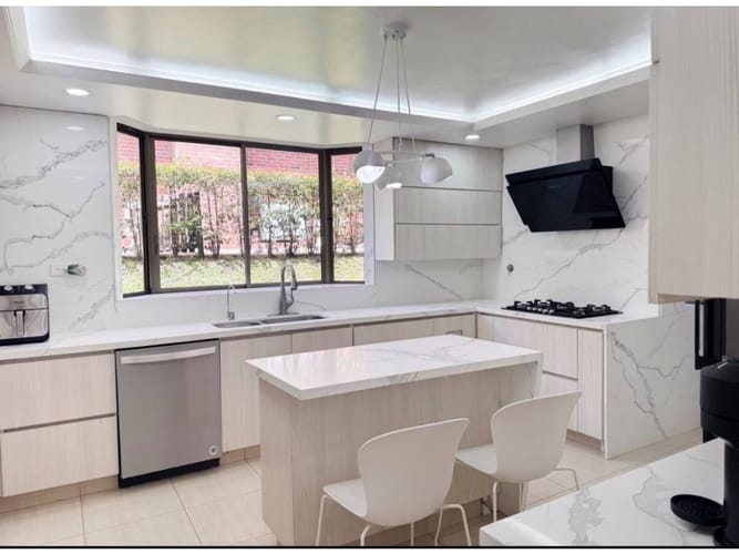 Casa de 6 alcobas en venta en Altos Del Poblado, Medellín, 400 m² · foto 10 de 24