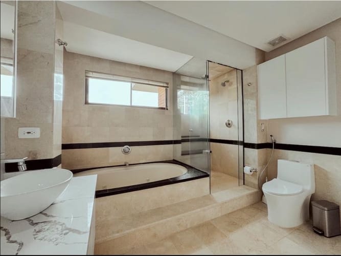 Casa de 6 alcobas en venta en Altos Del Poblado, Medellín, 400 m² · foto 23 de 24
