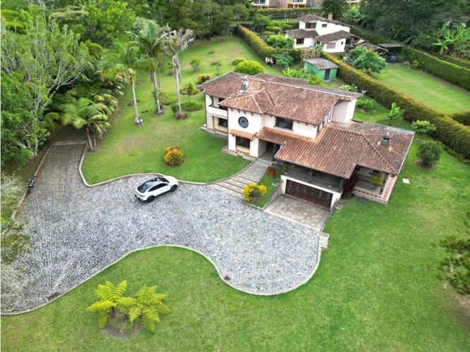 Casa de 3 alcobas en venta en El Tambo, La Ceja, 382 m² · foto 2 de 24