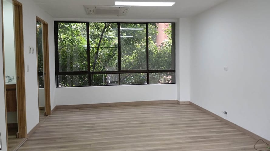 Consultorio en venta en El Poblado, Medellín, 33 m² · foto 2 de 9