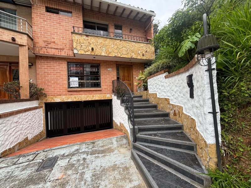 Casa en Arriendo en Las Lomitas, Sabaneta