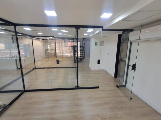 Oficina en arriendo en El Poblado, Medellín, 142 m² · foto 2 de 12
