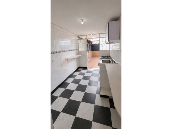 Casa de 10 alcobas en venta en Hipotecho Occidental, Bogotá, 240 m² · foto 2 de 11