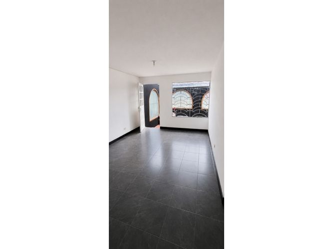 Casa de 10 alcobas en venta en Hipotecho Occidental, Bogotá, 240 m² · foto 3 de 11
