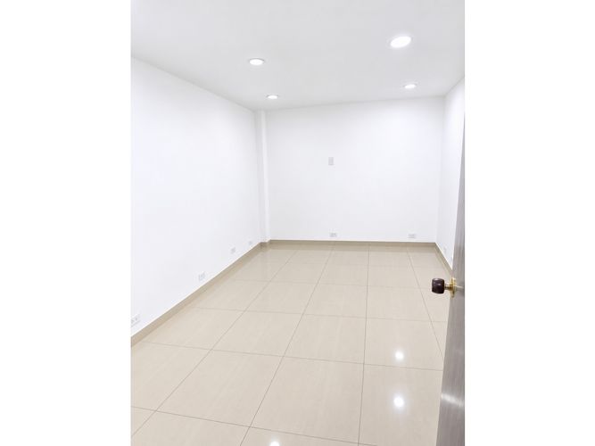 Casa de 10 alcobas en venta en Hipotecho Occidental, Bogotá, 240 m² · foto 6 de 11